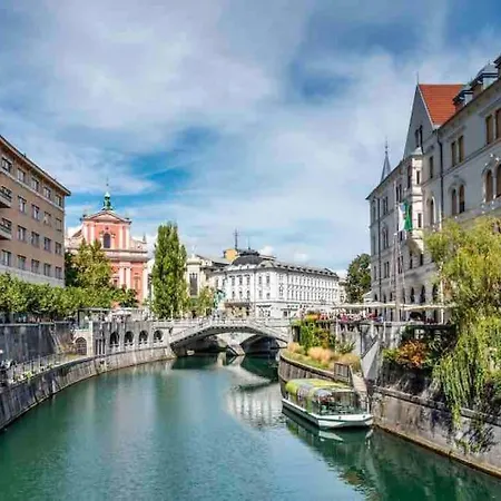 Dragon Bridge -spacious Central District - Perfect For Families And Couples