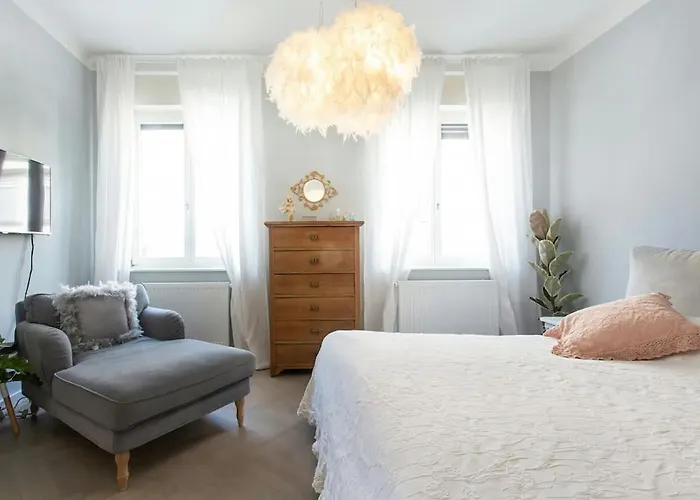 Dragon Bridge -spacious Central District - Perfect For Families And Couples *